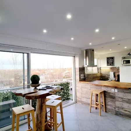 Apartment Modern By The Sea