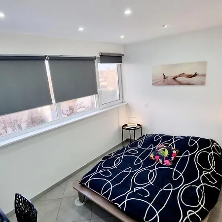 Modern By The Sea Apartment *