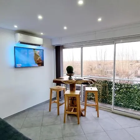 Modern By The Sea Apartment *